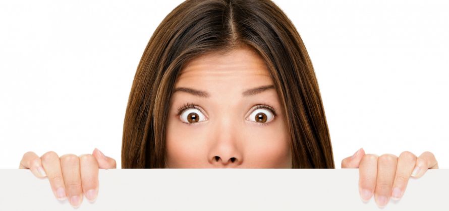 devushka_udivlenie_plakat_reklama_belyy_fon_77383_1920x1080